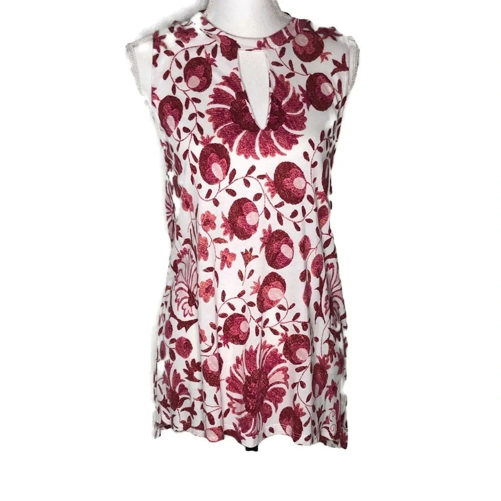 Loft woman’s top. Longer top size medium sleeveles